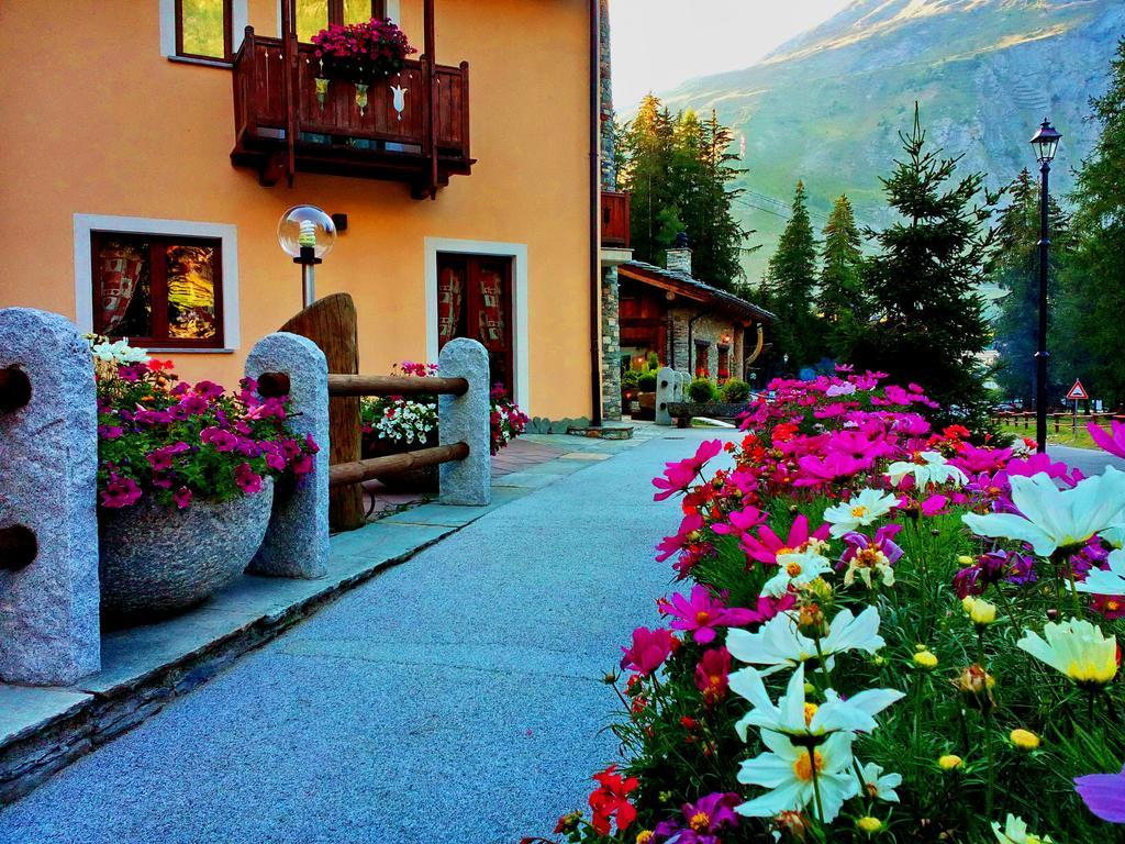 Hotel Boton D'Or & Wellness A La Thuile Bagian luar foto
